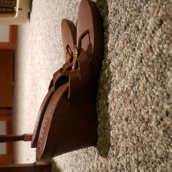 **BRAND NEW** BCBGirl Brown Leather Wedges with Gold Hardwear Size 6 1/2 US - Picture 5 of 5